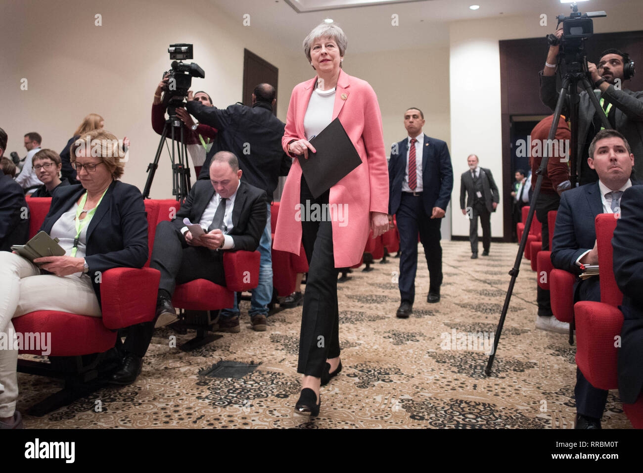 Premier ministre Theresa peut arrive pour conférence de presse, comme elle s'occupe l'UE-Ligue des États arabes sommet de Charm el-Cheikh, en Égypte. Banque D'Images