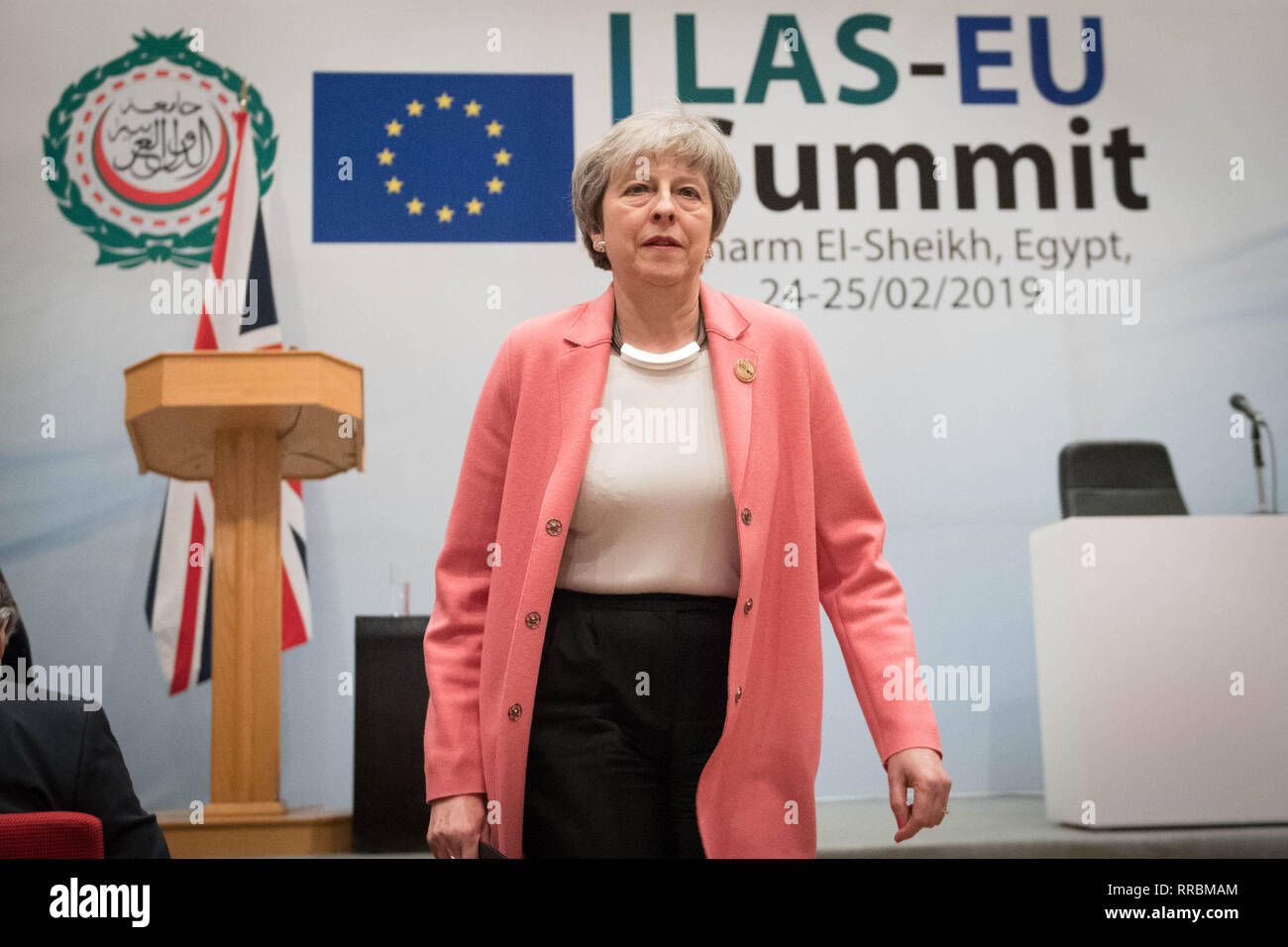 Premier ministre Theresa peut quitter une conférence de presse qu'elle fréquente l'UE-Ligue des États arabes sommet de Charm el-Cheikh, en Égypte. Banque D'Images