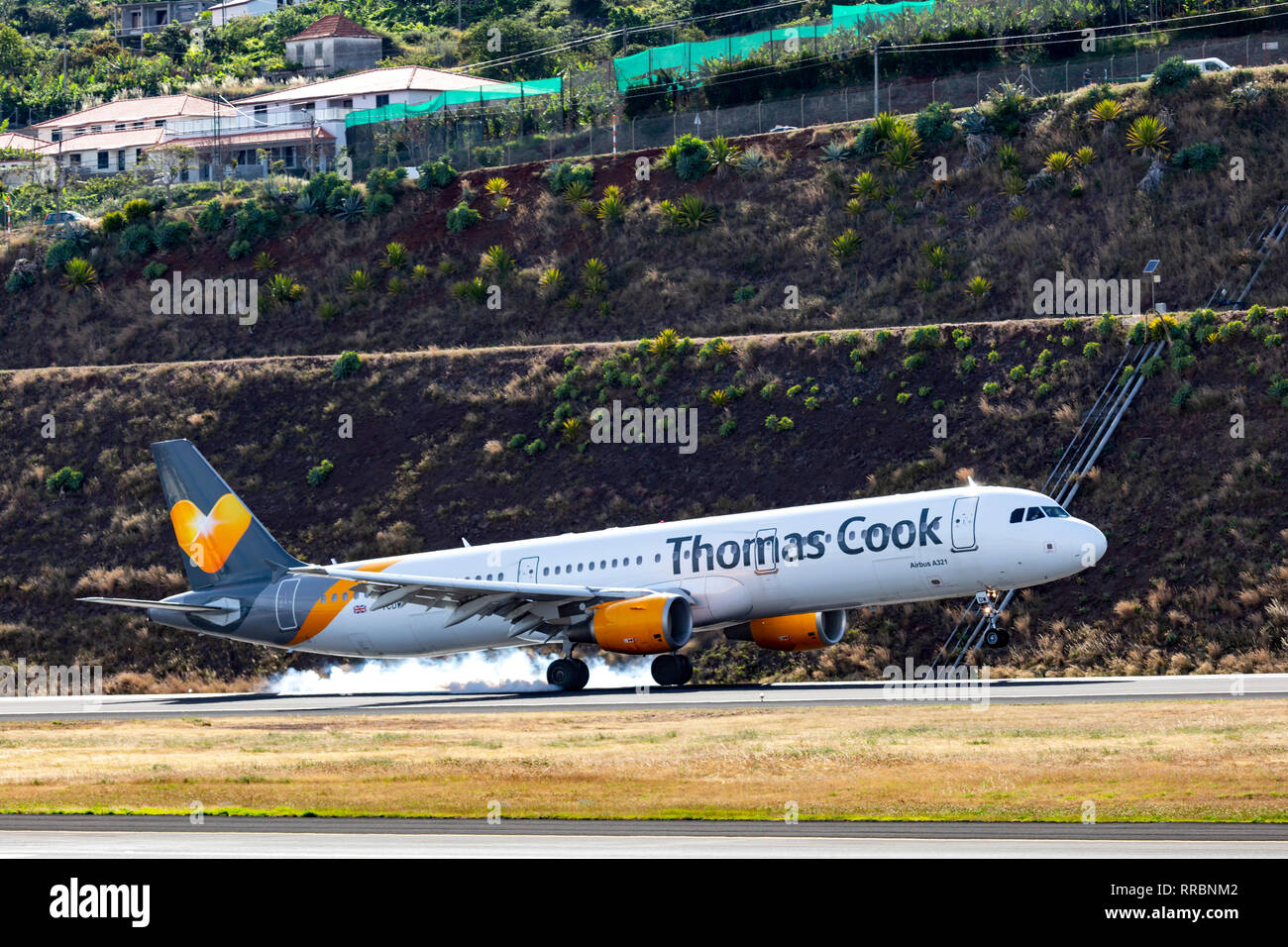 Thomas Cook Airbus A321 à l'atterrissage à Cristiano Ronaldo (Funchal), l'aéroport de Madère, au Portugal. Banque D'Images