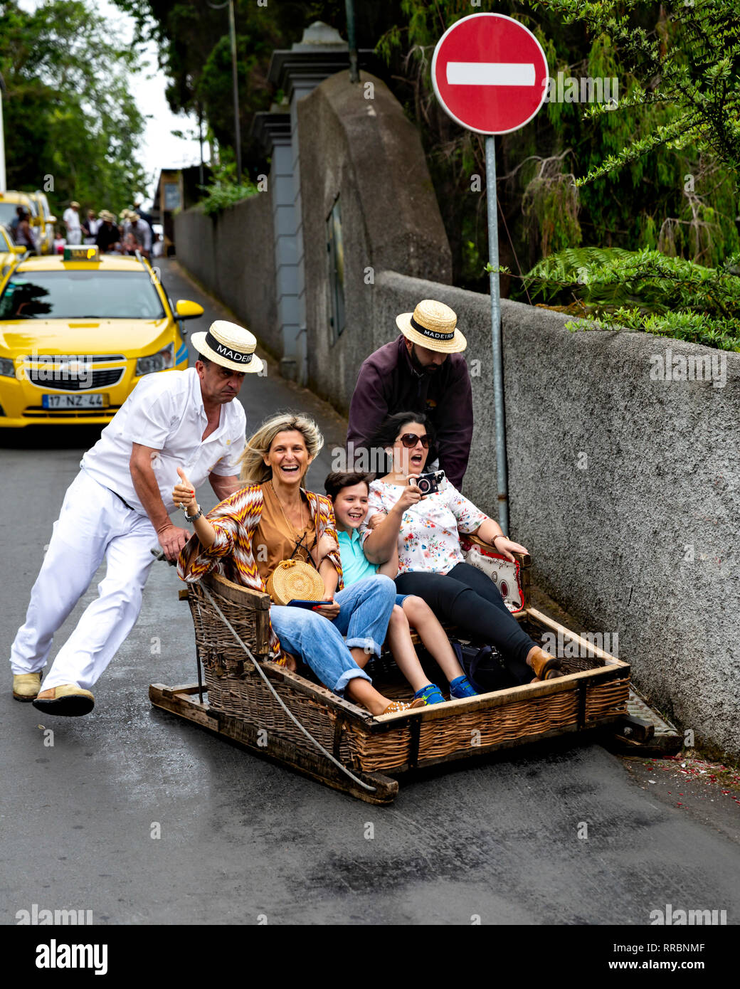Les touristes de prendre une luge traditionnelle à Monte, Funchal, Madère, Portugal. Banque D'Images