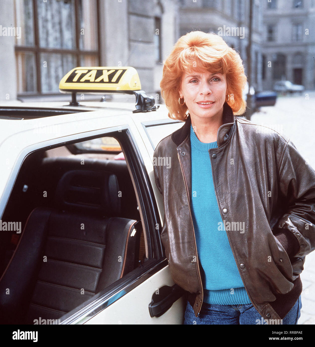 DIE SCHNELLE GERDI / TV-Serie - D 1989 - Michael Verhoeven / 1. Heldin des tages / Eine Frau mit vielen Gesichtern, eine Frau in den Besten Jahren, geschieden, Tochter erwachsen, ein Hund : Die Rede von ist Gerda Angerpointer (Senta Berger), Mittvierzigerin Taxifahrerin in München und Selbständige, die, die ist bekannt pour Tempo sie macht - am Steuer ebenso wie im privaten. Spitzname : 'Die schnelle Gerdi'. / 34750 / DFAB.S. , 231 / Überschrift : DIE SCHNELLE GERDI / BRD 1989 Banque D'Images