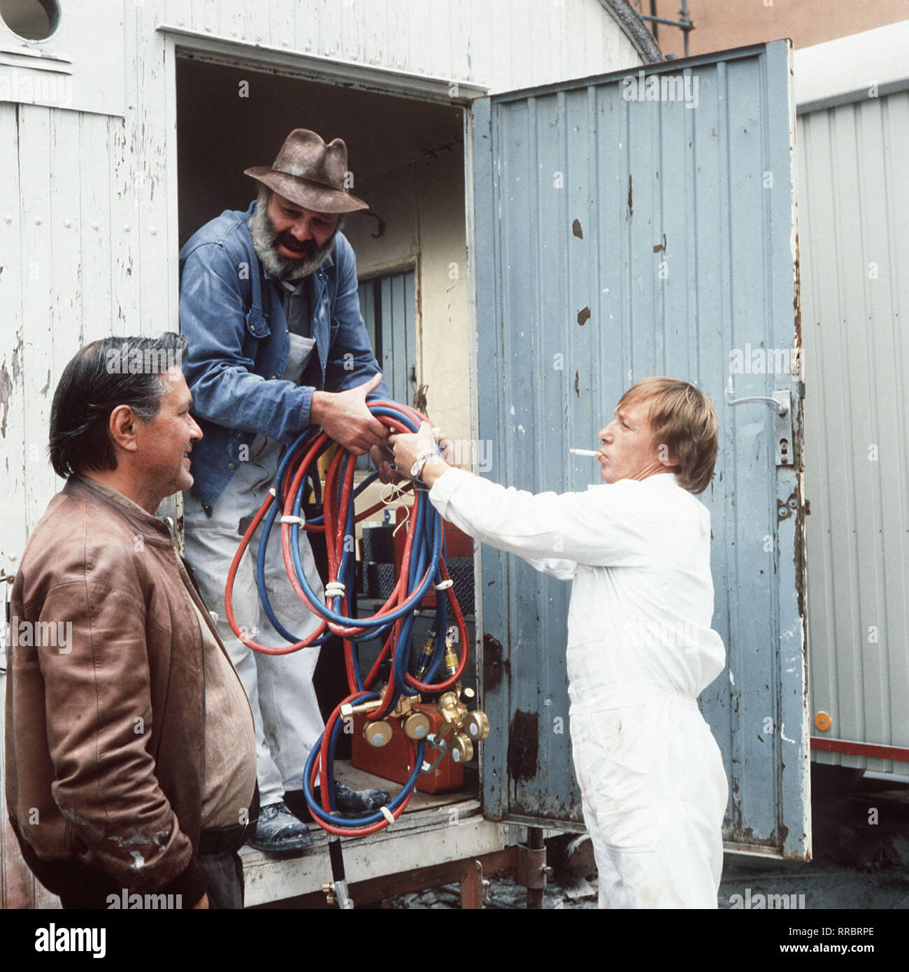 EIN FALL FÜR ZWEI / Immer Ärger mit Ado / Altbausanierungs-Firma scheint Die Kluge nicht immer mit MItteln legalen zu arbeiten. Matula (CLAUS THEO GÄRTNER) hat einen Job angenommen um hinter die Machenschaften des Unternehmens zu kommen. Voir mit Hans Joachim KRIETSCH und WOLFGANG REICHMANN / 31076 / DFAZDFEIN , 01/ Überschrift : EIN FALL FÜR ZWEI Banque D'Images
