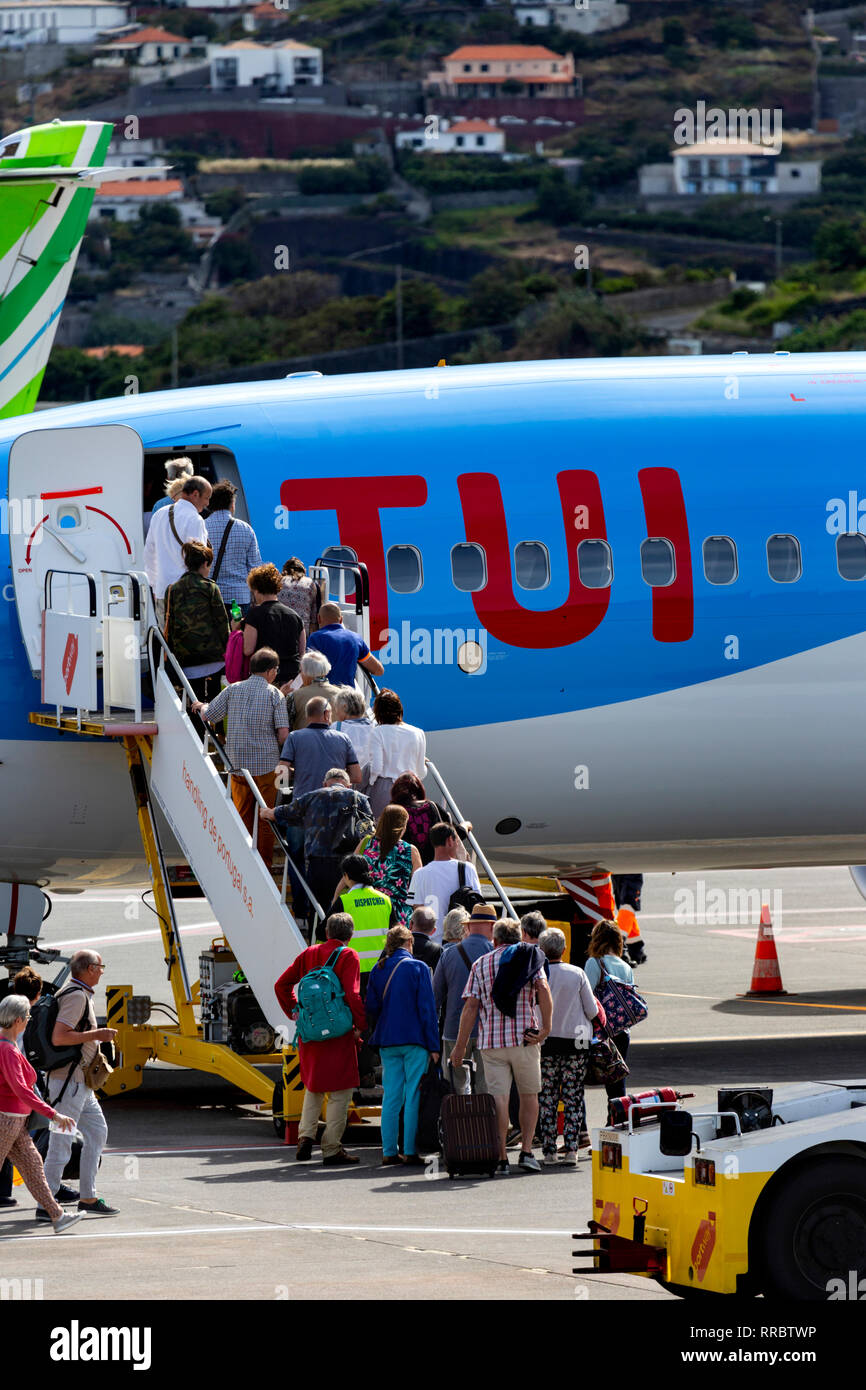 Les passagers d'un Boeing 737 de TUI à Cristiano Ronaldo (Funchal), l'aéroport de Madère, au Portugal. Banque D'Images