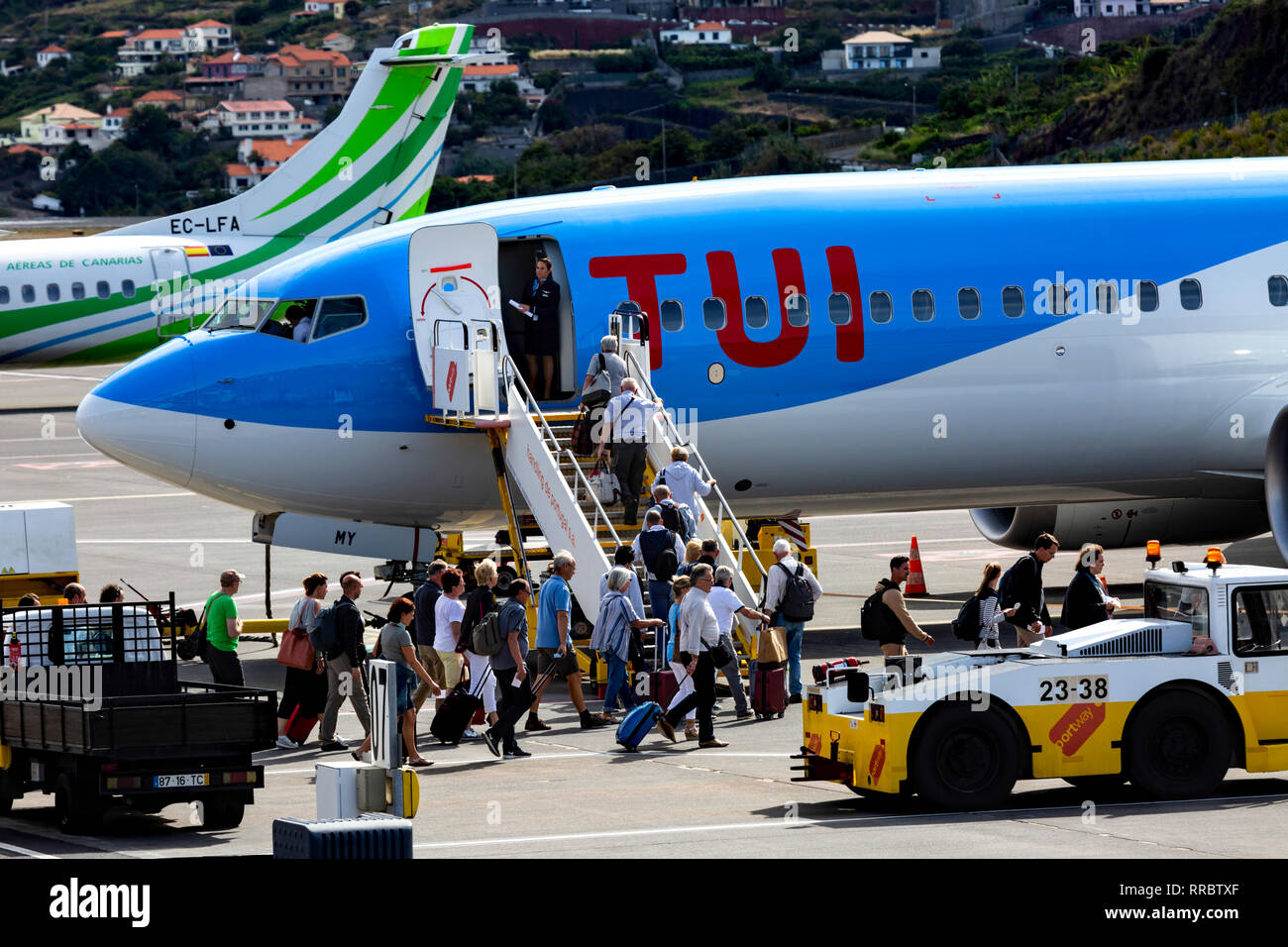 Les passagers d'un Boeing 737 de TUI à Cristiano Ronaldo (Funchal), l'aéroport de Madère, au Portugal. Banque D'Images