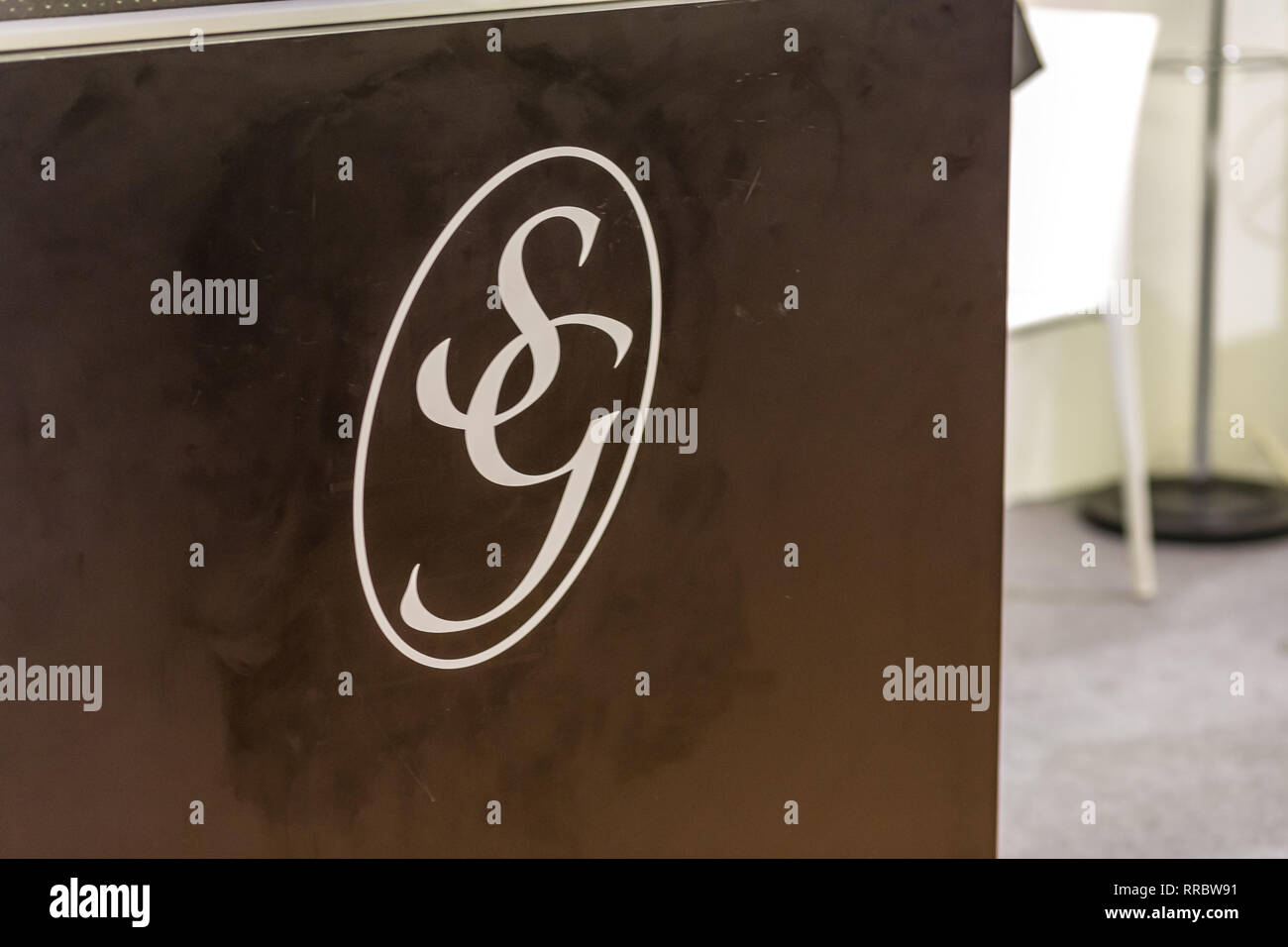 Bologne, Italie - février 18, 2019 : lumières sont éclairantes sg logo sur pancarte sur le stand de produits et de services religieux DEVOTIO exhibition Banque D'Images