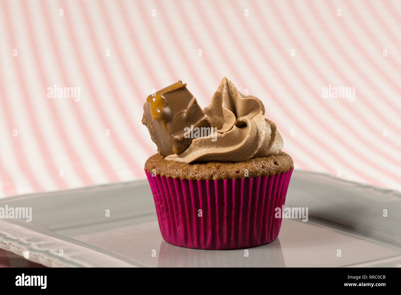 Mars Et De Petits Gateaux Au Chocolat Delicieux Et Delicieux Cupcake Chocolat Au Lait Et De Mars Photo Stock Alamy Mars Et De Petits Gateaux Au Chocolat Delicieux Et Delicieux Cupcake Chocolat Au Lait Et De Mars Photo Stock Alamy