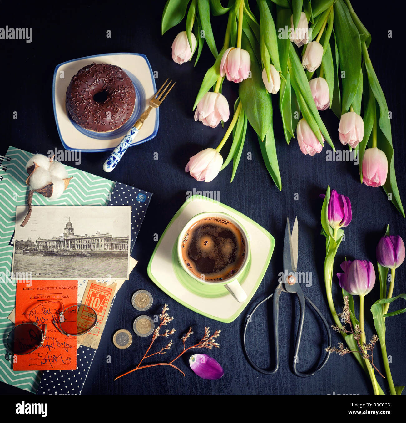 Vintage café du matin et des tulipes sur la table Banque D'Images