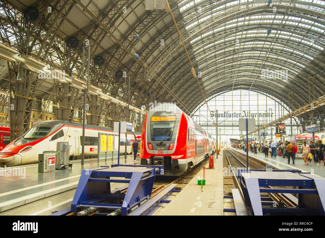 Francfort, Allemagne - le 29 août 2018 : les gens à l'intérieur de l'Frankfurt am Main train station. Gare Banque D'Images