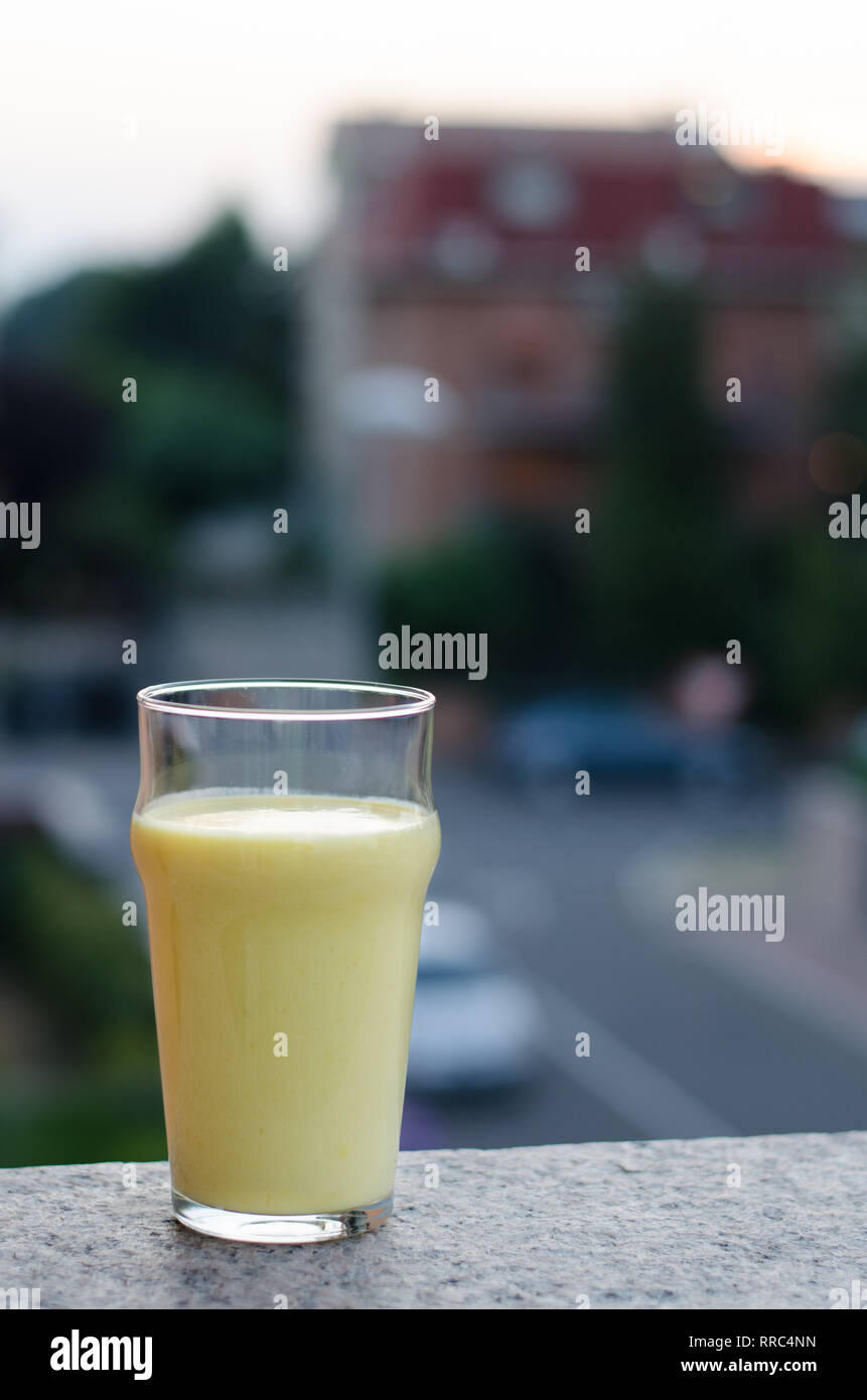 Lassi à la mangue, lassi sucré traditionnel avec Mango, une boisson indienne spécialité Banque D'Images