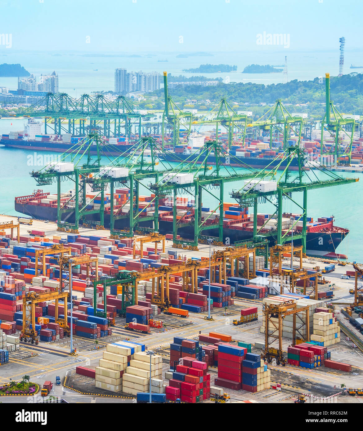 Vue aérienne de cargos dans le port de port industriel de Singapour par pier avec grues de fret et de marchandises des conteneurs, seacsape au contexte Banque D'Images