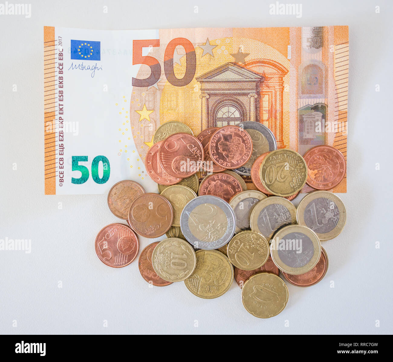 50 cents avec des billets en euros et les pièces en euros ; les billets et  pièces en argent de différentes dénominations Photo Stock - Alamy