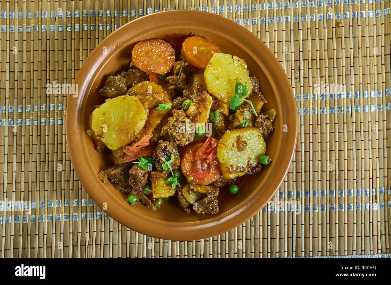 Tajine d'agneau aux pommes de terre Banque de photographies et d’images
