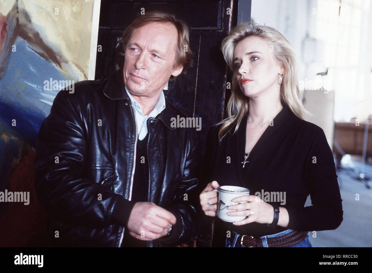 EIN FALL FÜR ZWEI / Tod eines Künstlers / Detektiv Matula (CLAUS THEO GÄRTNER) recherchiert einen der Kunstszene Mordfall schillernden dans le quartier. Er hofft, die ihm die Geliebte des Ermordeten, Paloma (TINA RULAND) behilflich sein kann. / 37993 / / DFAZDFEIN , 18Überschrift : EIN FALL FÜR ZWEI / BRD 1994 Banque D'Images