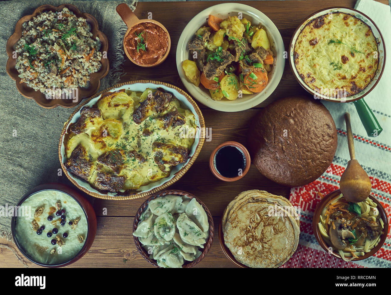 La cuisine classique du xixe siècle russe , un assortiment de plats, vue d'en haut. Banque D'Images