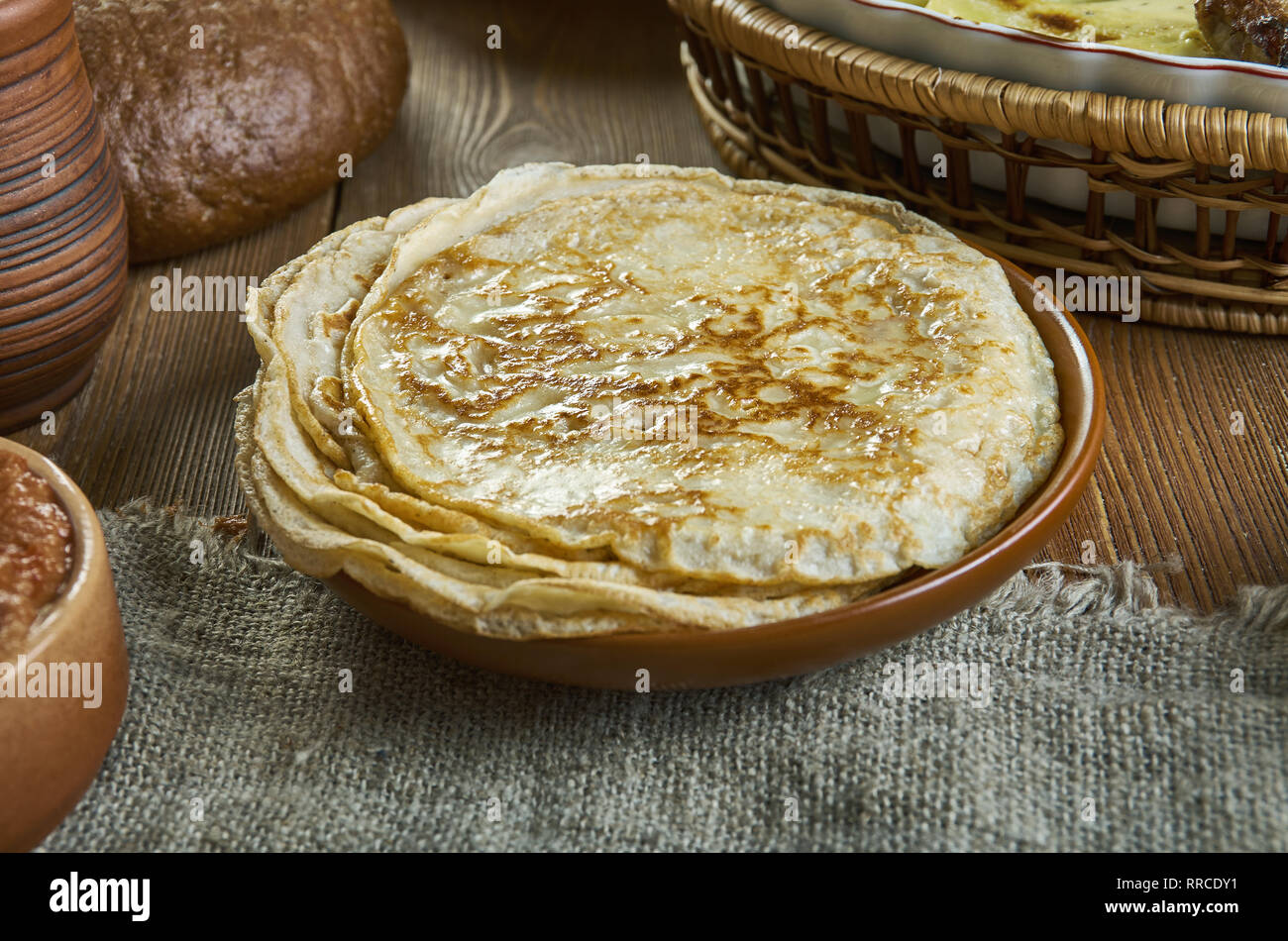 Blinis, crêpes russes traditionnellement faite de blé, d'une cuisine classique du 19e siècle , un assortiment de plats, vue d'en haut. Banque D'Images