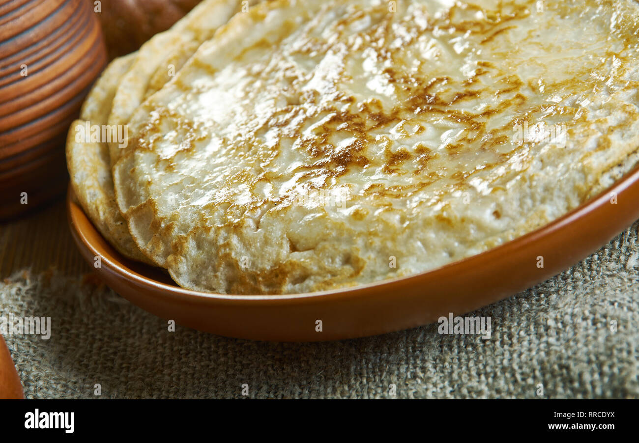 Blinis, crêpes russes traditionnellement faite de blé, d'une cuisine classique du 19e siècle , un assortiment de plats, vue d'en haut. Banque D'Images