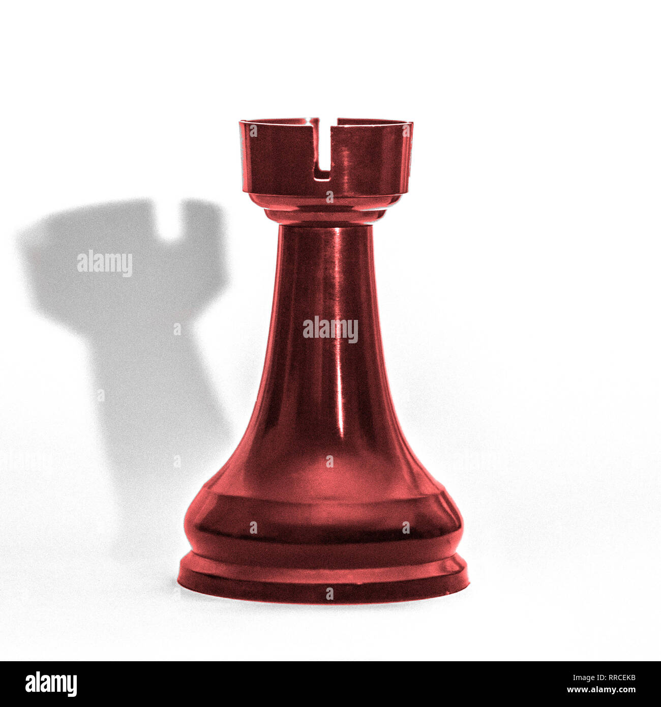Pièce d'échecs rouge, une tour ou un château, sur un fond blanc., avec une lumière, ombre granuleuses. Banque D'Images