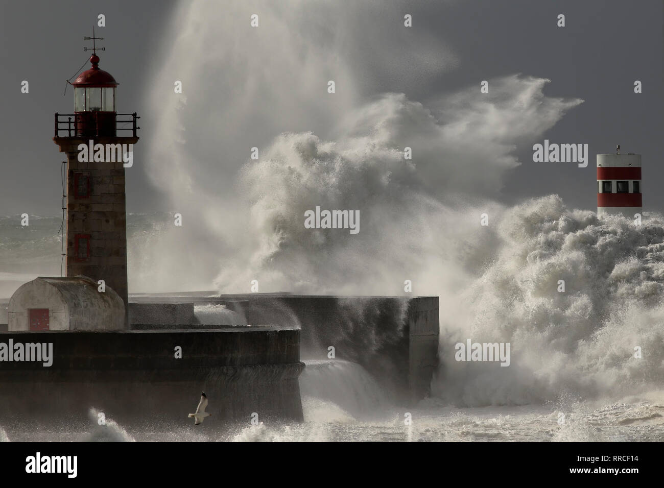 L'état de la mer à l'embouchure de la rivière Douro pendant Helena tempête. Banque D'Images