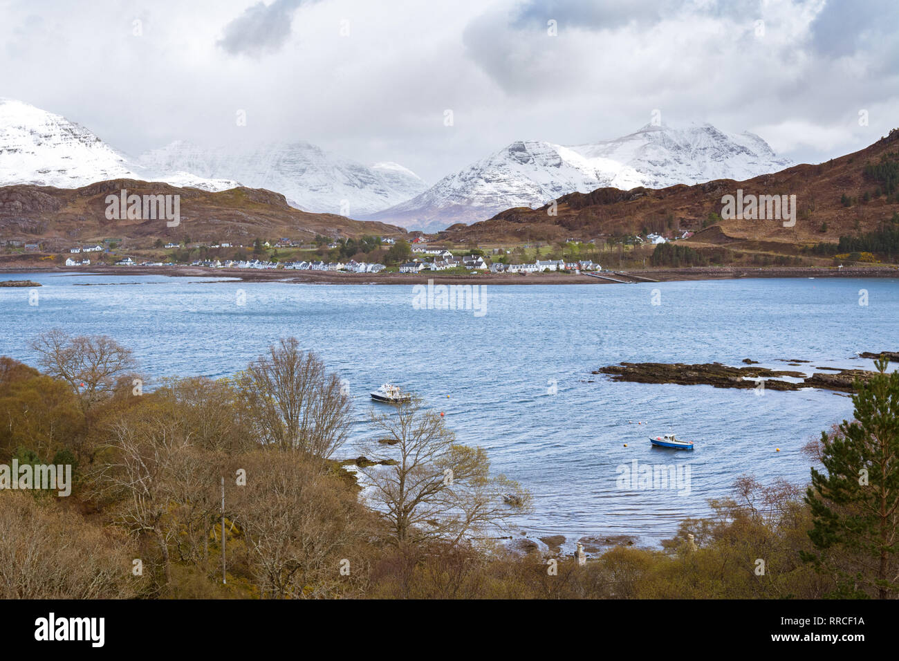 Shieldaig village depuis le Loch Shieldaig avec les montagnes de Torridon Beinn Alligin et Liathach, Wester Ross, dans les Highlands, Ecosse Banque D'Images