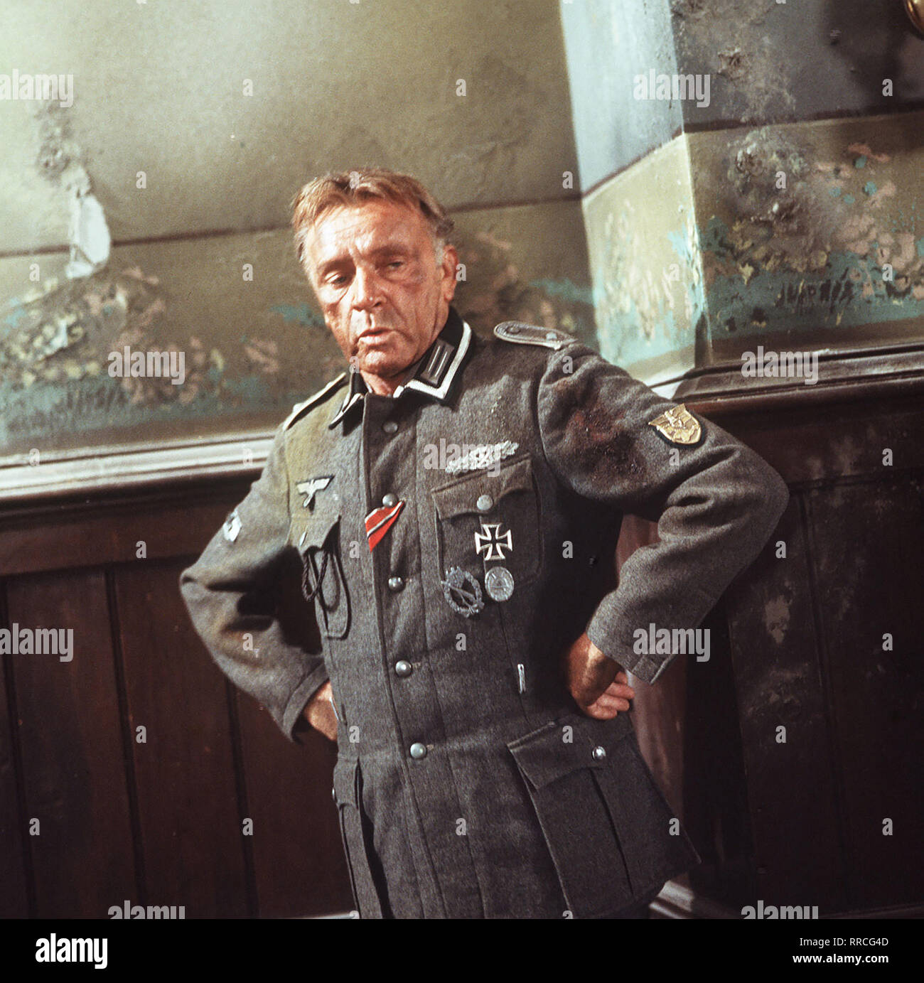 Weitere Abenteuer des Feldwebels Steiner une Ost- und Bad Berka im Sommer 1944 sein und Einsatz für einen gegen Hitler gerichteten Général. Bild : RICHARD BURTON (Steiner) Régie : Andrew McLaglen / Überschrift : STEINER - DAS EISERNE KREUZ (2) / BRD/GB 1978 Banque D'Images