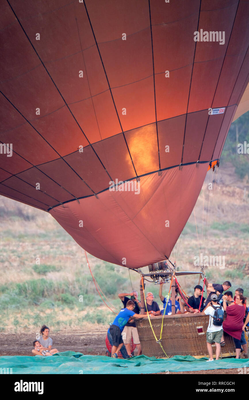 Le personnel au sol est en train de préparer le lancement de ballons à air chaud Banque D'Images