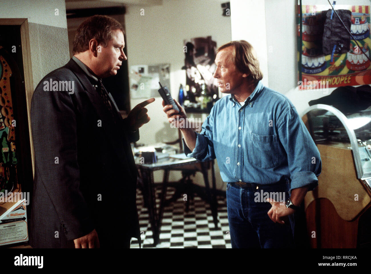 Folge : Herzschmerz Das Publikum liebte den Schlagerstar Christian Berger. Aber sein Comeback gerät ins Stocken, als er dans un verwickelt Mordfall wird. Voir mit RAINER HUNOLD (Dr Franck) und CLAUS THEO GÄRTNER (-Josef Matula) aka. Herzschmerz / Überschrift : EIN FALL FÜR ZWEI Banque D'Images