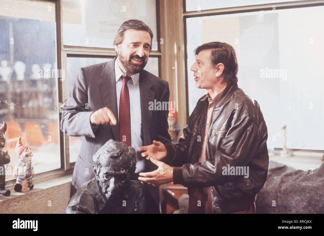 HAUSMEISTERIN / DIE Folge 22 : Est des unser oder Besuch eurer ? / Josef kann sein Lampenfieber vor der ersten Vernissage, die in der Galerie Haslbeck-Gruber praegarten stattfinden, kaum überspielen... / Bild : Josef (HELMUT FISCHER mit Bart), Schorschi (HANS BRENNER) / 34063 / , DFAhausm181 / Die Überschrift : HAUSMEISTERIN / D 1992 Banque D'Images