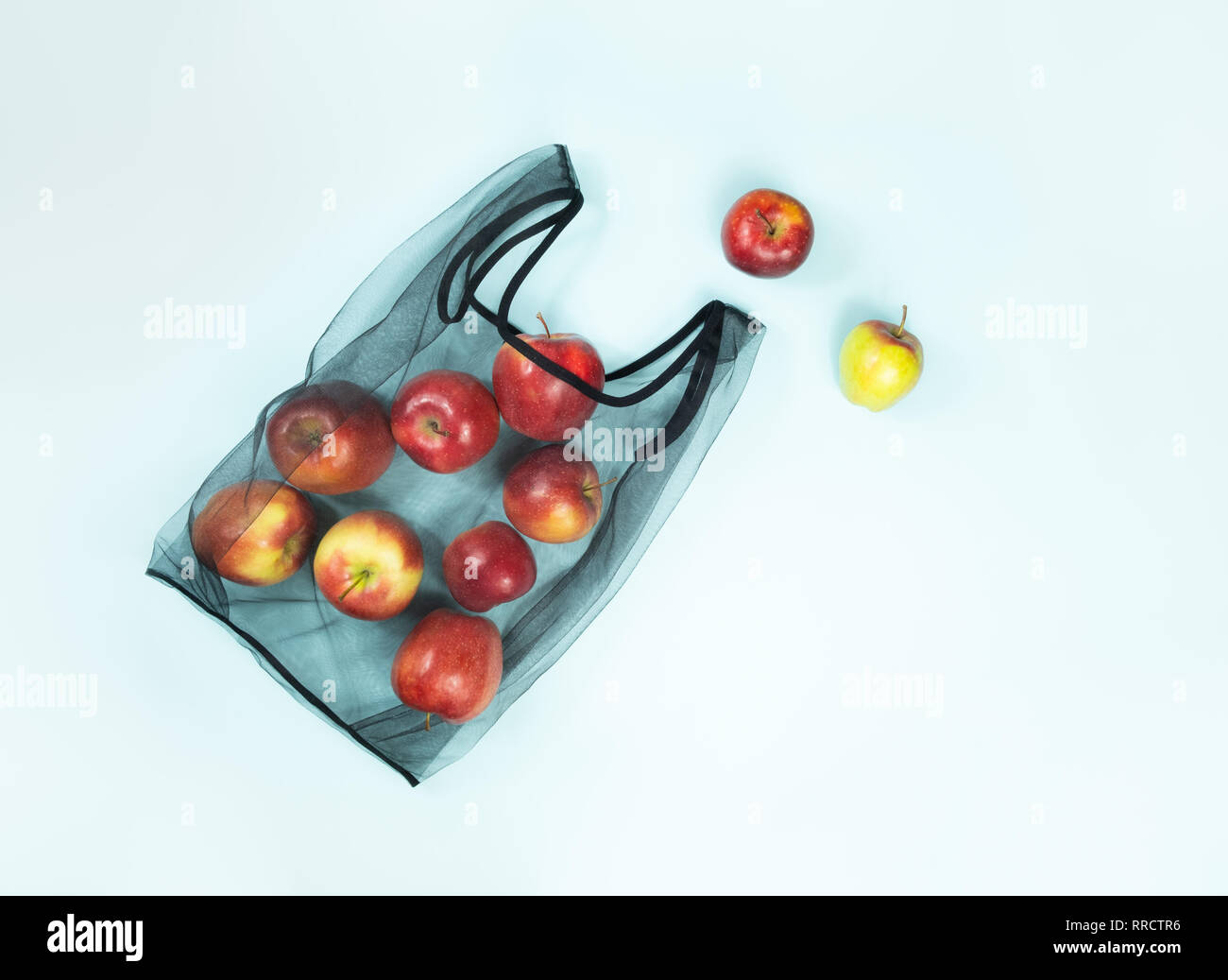 Vue de dessus de pommes dans un sac réutilisable, string. Concept d'emballage écologique durable : faire les courses avec un sac multi-usage pour réduire footp écologique Banque D'Images