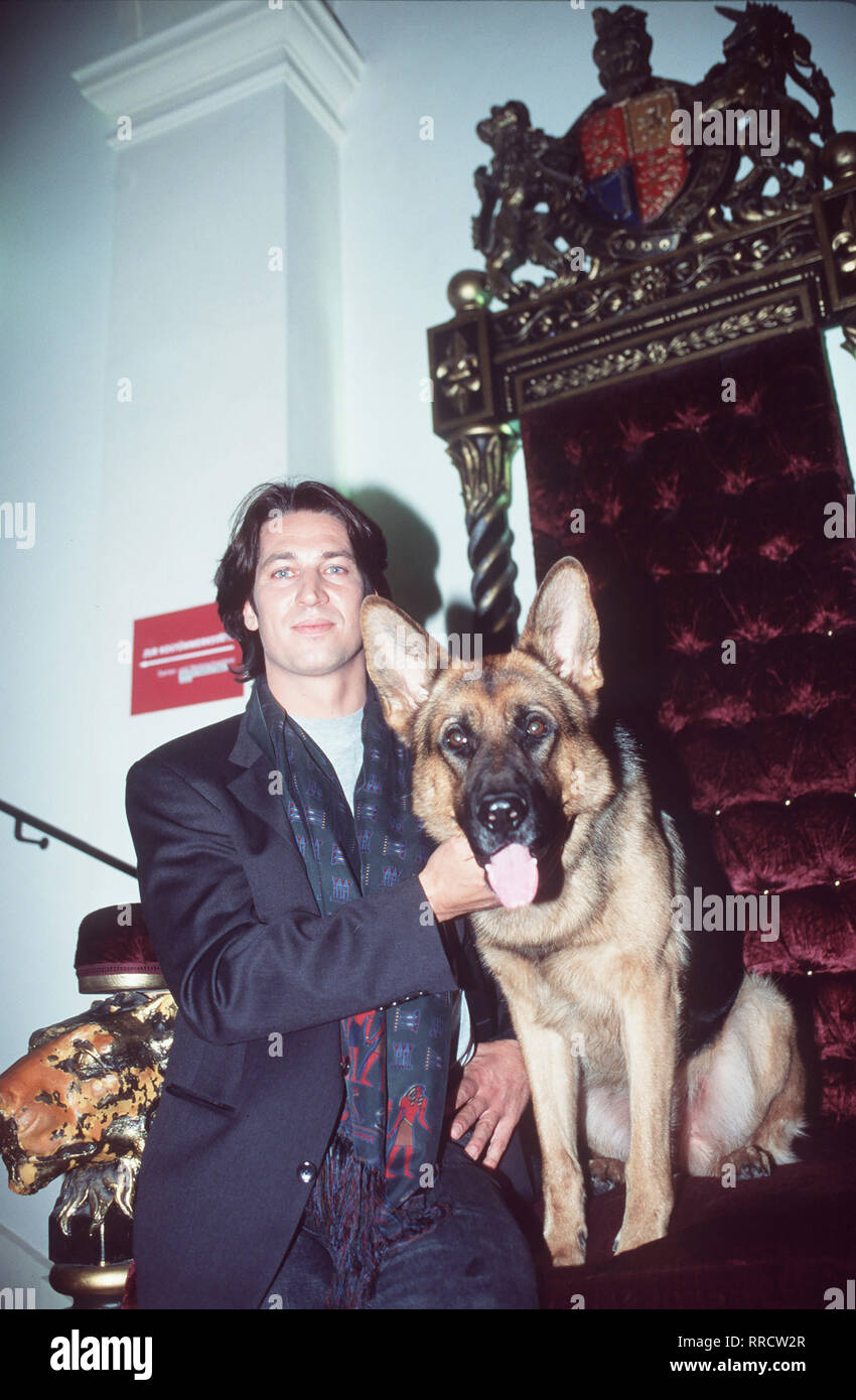 KOMMISSAR REX Kommissar Moser (TOBIAS MORETTI) und sein Partner Kommissar Rex müssen sich diesmal mit der Entführung des kleinen Thommy befassen... Regie : Hans Werner aka. Ein Engel auf vier Pfoten / Überschrift : KOMMISSAR REX / BRD/Österreich 1996 Banque D'Images