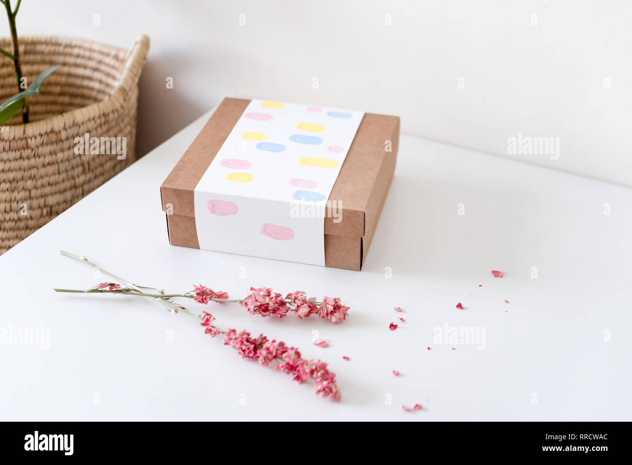 Du papier craft marron boîte-cadeau avec des fleurs séchées sur le tableau  blanc. Focus sélectif Photo Stock - Alamy