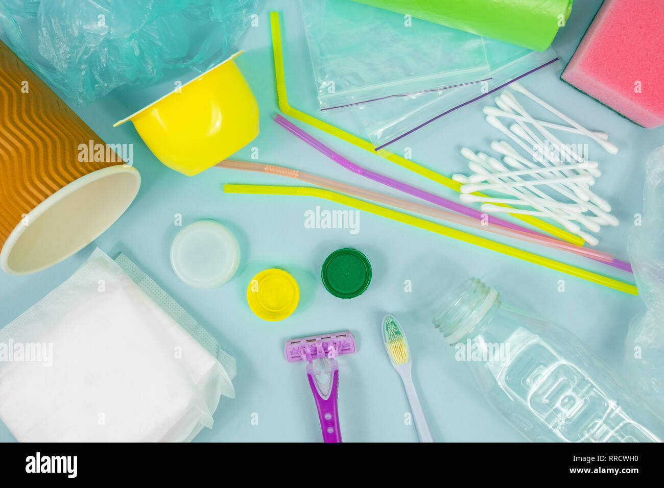 Déchets en plastique : concept varitety à usage unique d'objets qui se jeter à tous les jours, vue du dessus. Bouteille en plastique, des articles d'hygiène et d'emballage en plastique depic Banque D'Images