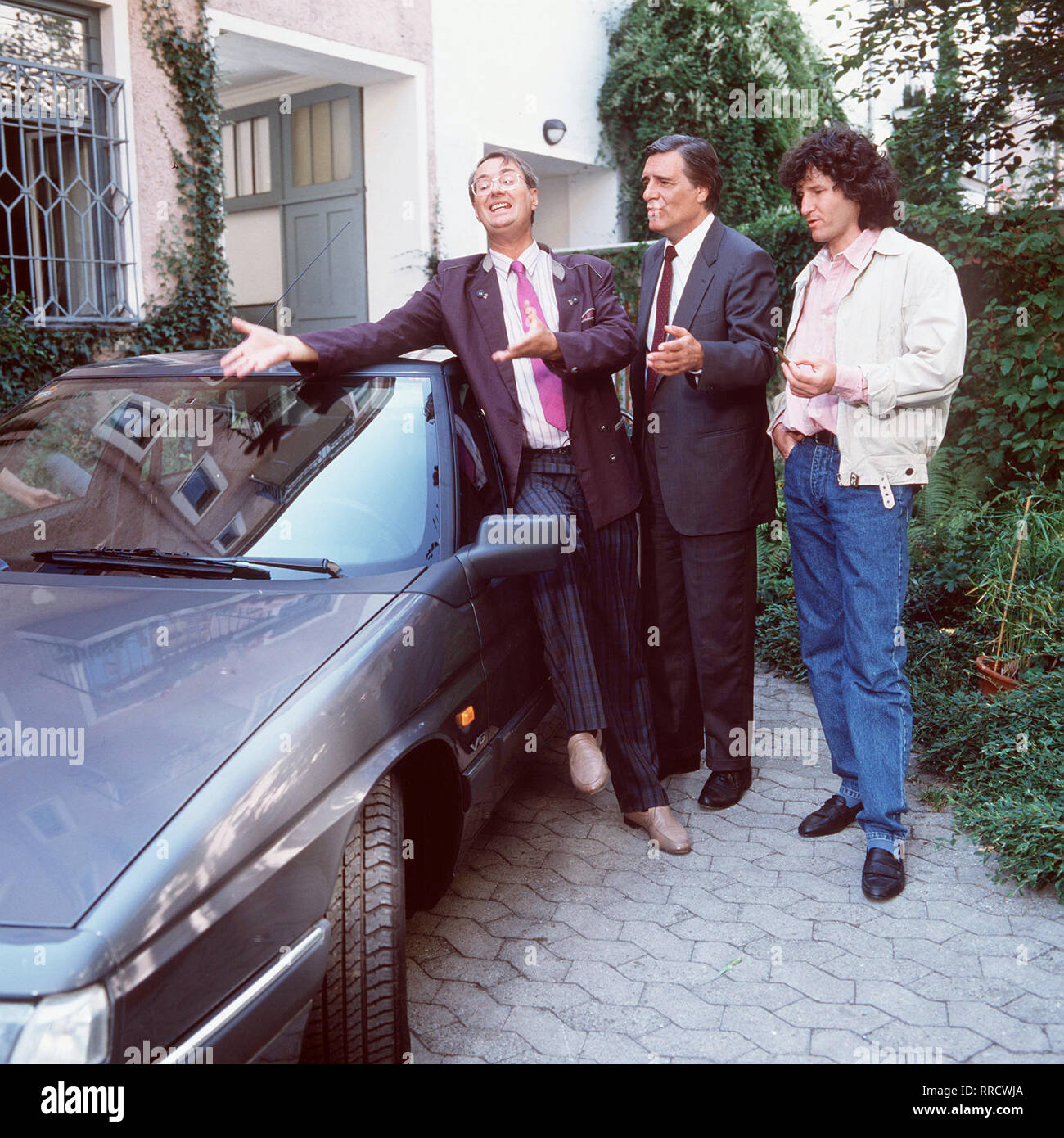 HAUSMEISTERIN / DIE Folge 17 : Alles ist Möglich / GERHARD ZEMANN Szen mit - Gerhard Eggerer, HELMUT FISCHER - / Josef Haslbeck, ERNST COHEN - Gruber Bertl / 34063 / DFAhausme , 141 / Die Überschrift : HAUSMEISTERIN / D 1990 Banque D'Images
