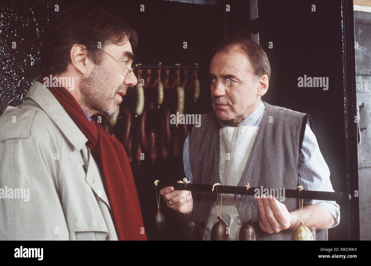 Zum 60. Geburtstag von Fleischermeister Hans Plache (Bruno Ganz, r.) lädt seine Frau Lisa ihren Sohn Christian ein, der in den 80er Jahren bei Nacht und Nebel ihr Dorf verließ. Als er auf dem Fest erscheint, merkt, dass er er als fois vu Störenfried wird. Es kommt zu einer Familientragödie ... Voir mit dem Kommissar (GUNTER SCHOSS). Regie : Bernd Böhlich / Überschrift : TÖDLICHES SCHWEIGEN / BRD 1995 Banque D'Images