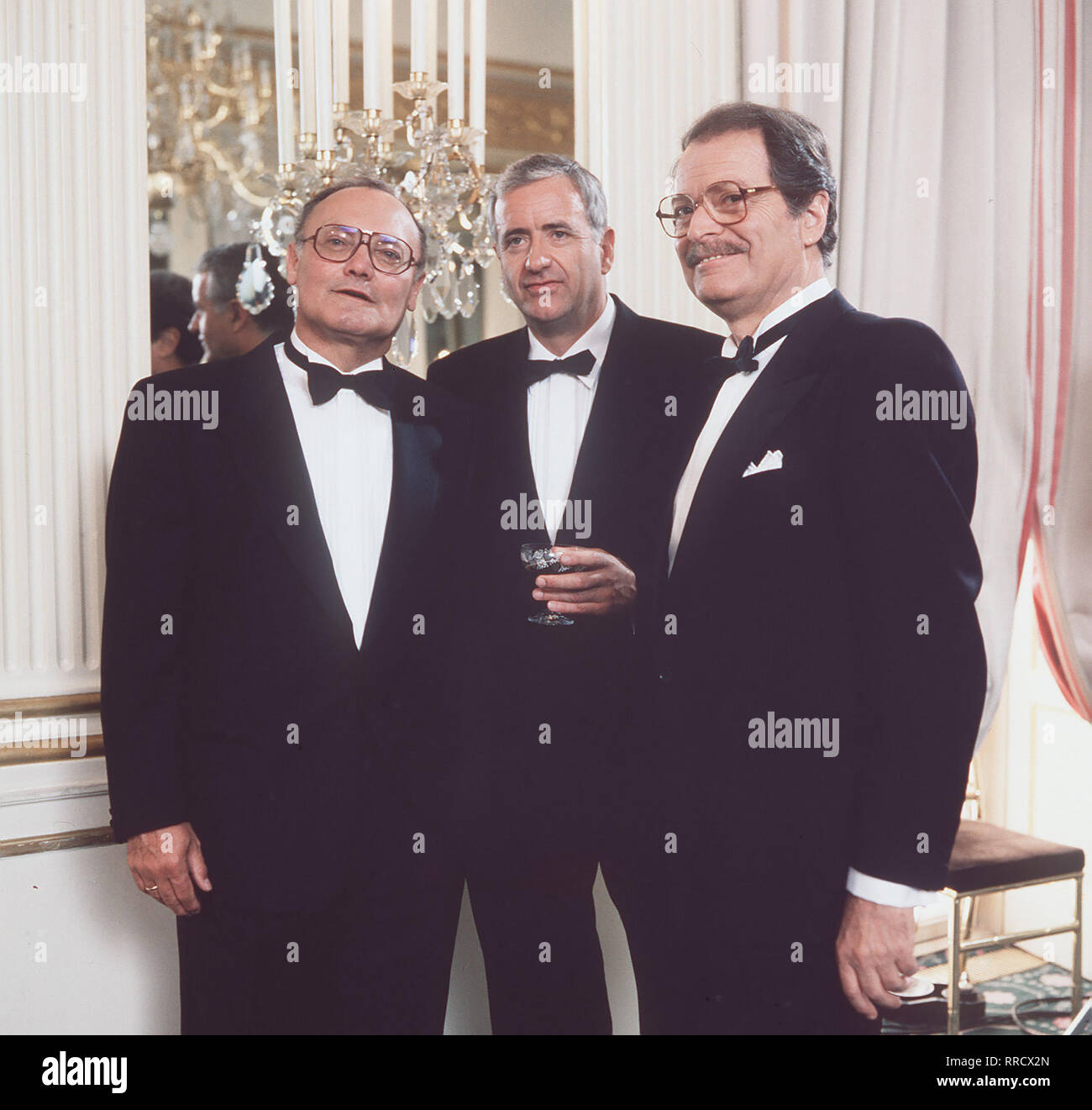 Eureka - mission Makler Ferrara soll für Giovanna herausfinden, woran Goncourt und Altenburg dans dem neuen Laborkomplex arbeiten. Er versucht deswegen, Petrinelli zu erpressen... Bild : Dirk De Groot (WERNER KREINDL), Thomas Altenburg (PETER BONGARTZ), Petrinelli (SERGIO FANTONI) Régie : Franz Peter Wirth aka. Die Erpressung Sechsteilige Reihe / Überschrift : EUREKA MISSION / BRD 1989 Banque D'Images