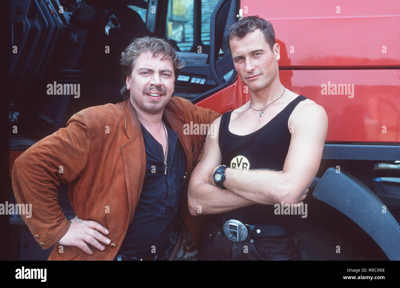 AUF ACHSE / Lisa und der Pumuckl / Julia, Eddi und wollen ein Mädchen entführtes Kaschinski befreien geraten, aber in den Verdacht, selbst die Entführer zu sein. / Foto : Kaschinski (ARMIN ROHDE, l.) und Eddi (MARKUS KNÜFKEN). / 39658 / / DFAachse , 07Überschrift : Auf Achse / D 1995 Banque D'Images