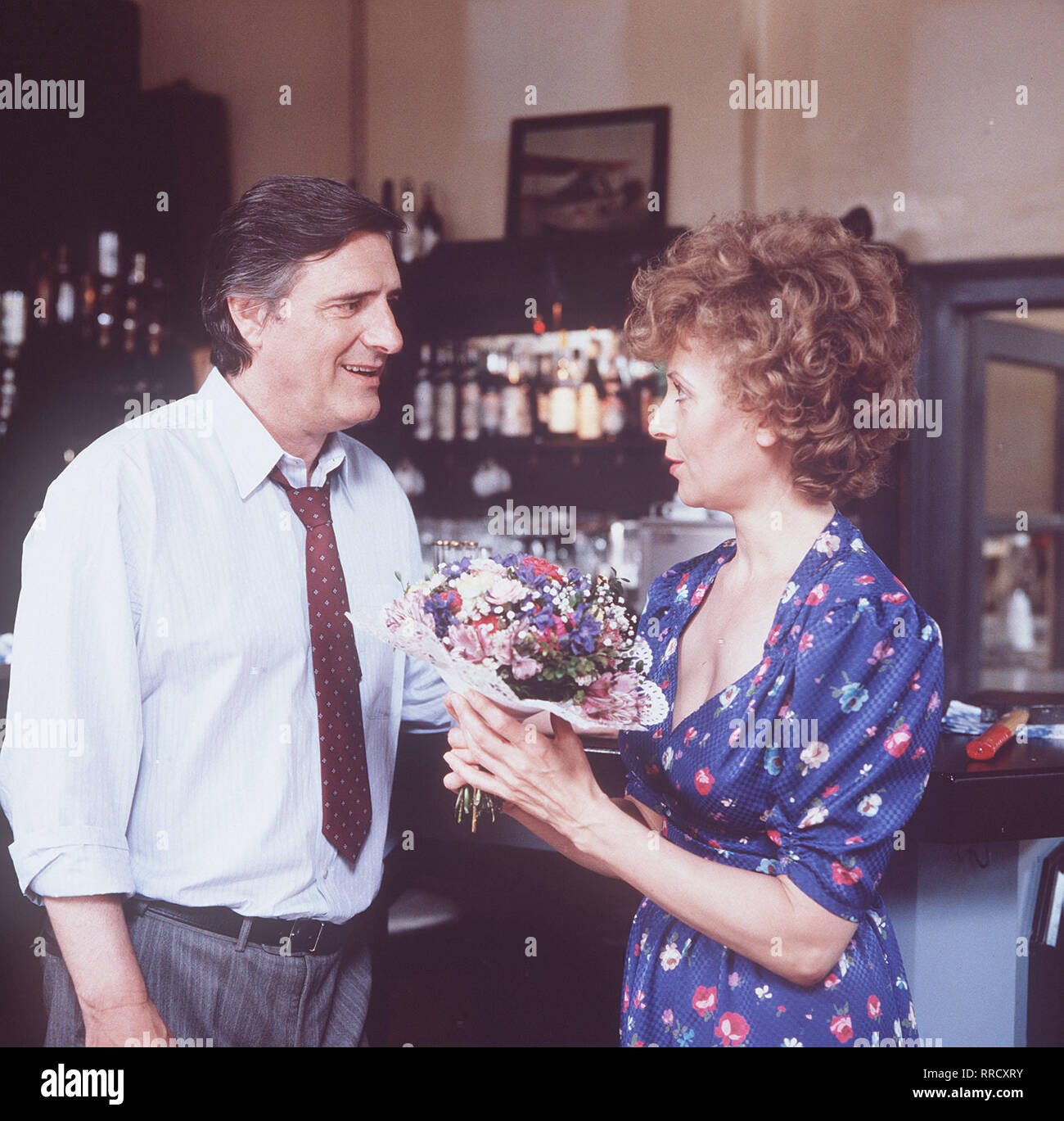 DIE Folge 6 HAUSMEISTERIN / : Alles beim alten / Josef (HELMUT FISCHER) und Ilse (ILSE NEUBAUER) Patentlösung scheinen eine für eine glückliche Beziehung zu gefunden haben : Josef wird Hausmann. / 34063 / / DFAhausm , 07Überschrift : DIE HAUSMEISTERIN / BRD 1987 Banque D'Images