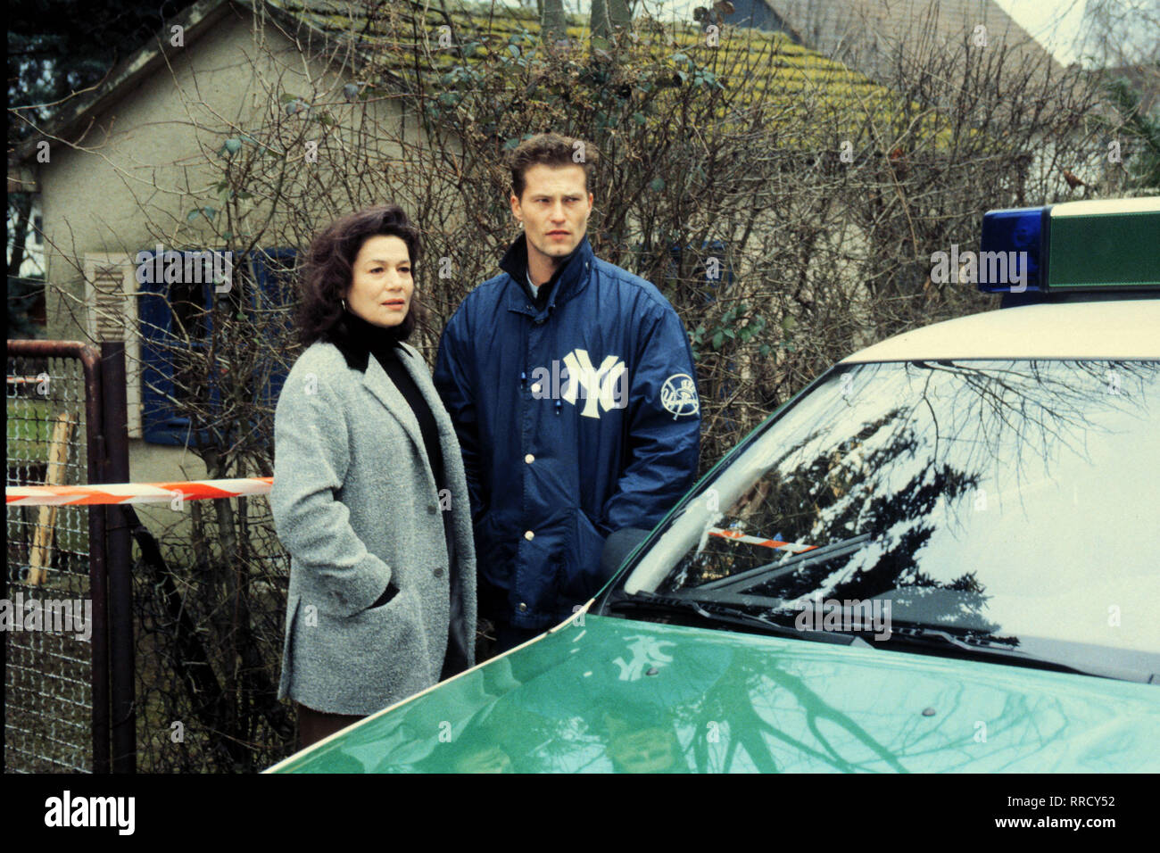 Die Commissaire / Tod im Gartenhaus / Der Lebemann Bernd Schneider ermordet wird in seinem Gartenhaus aufgefunden. Commissaire Lea Sommer (HANNELORE ELSNER) und ihr Assistent Nick Siegel (Til Schweiger) ermitteln und familiären im Umfeld stoßen auf eine Mauer des Schweigens... / V / 19DFAardkom ,2 / Die Überschrift : COMMISSAIRE Banque D'Images