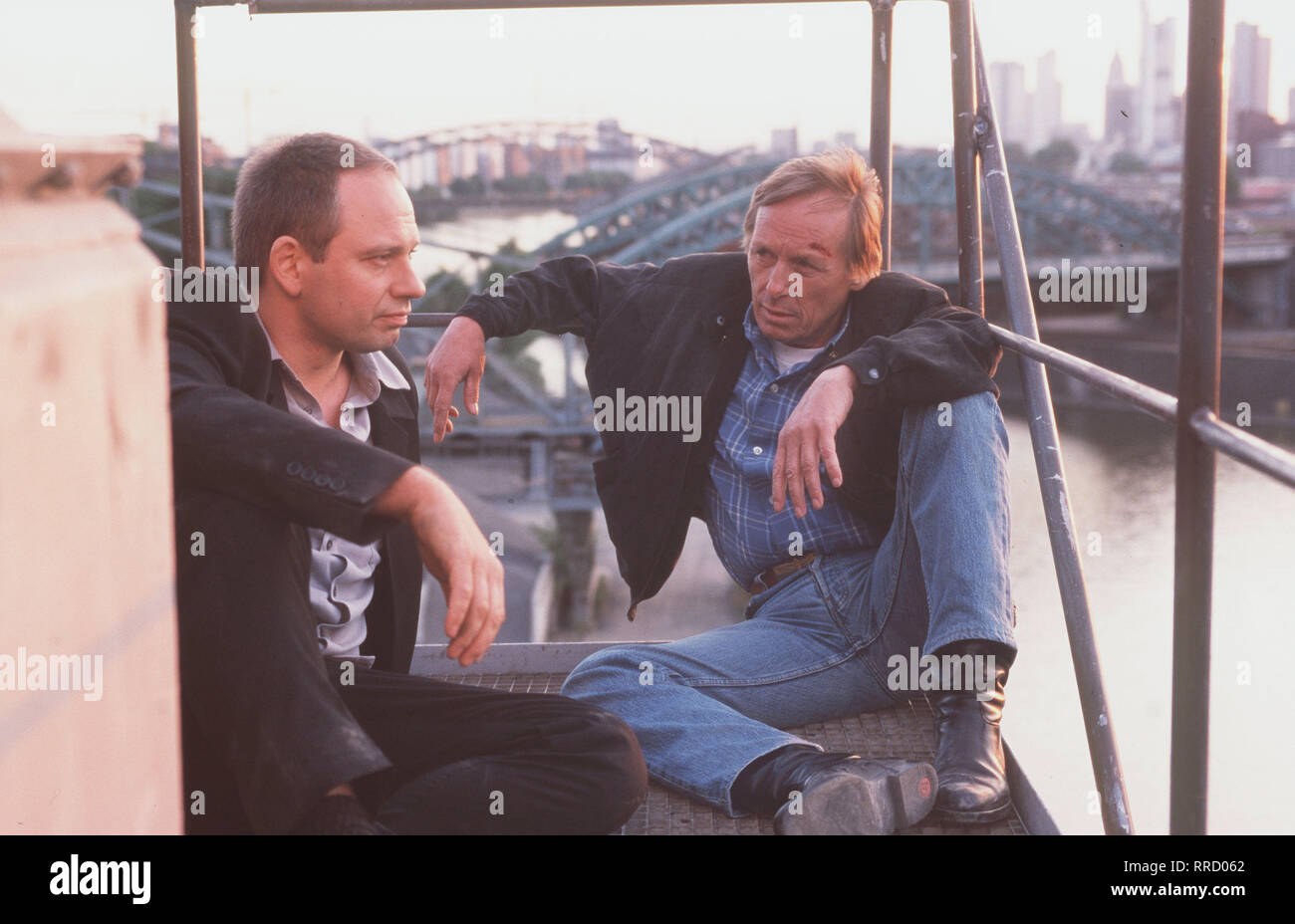 Ein Fall für zwei / Folge : Abgebrüht / Pitzhoff a été weiß Dieter (MICHAEL LOTT), der schwule Freund des Toten über dessen Feinde ? Voir mit Josef Matula (CLAUS THEO GÄRTNER) / V / 26DFAfall ,1 / Überschrift : EIN FALL FÜR ZWEI / D 1999 Banque D'Images