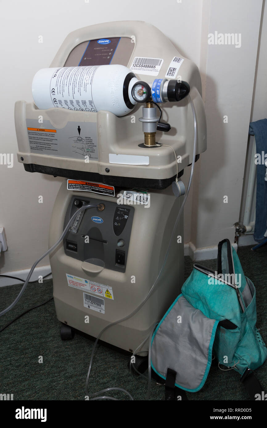 Invacare Perfecto2 V 5 L/min concentrateur d'oxygène. L'oxygène, la concentration, la machine, pour la MPOC, une maladie pulmonaire, l'emphysème, le cancer, les personnes âgées, maison de retraite, Banque D'Images