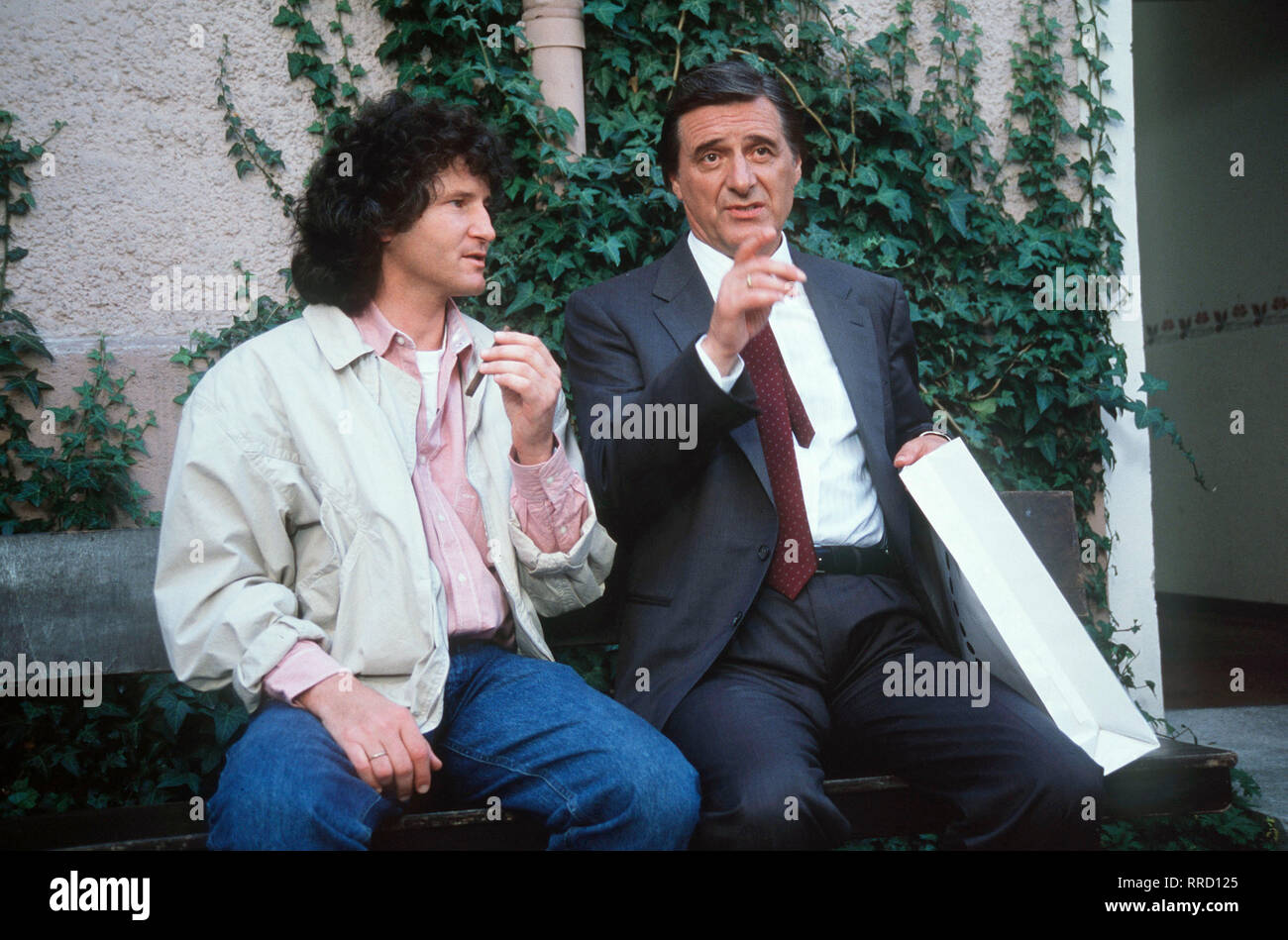 HAUSMEISTERIN / DIE Folge 19 : Vétroz Sa Nur im Kopf / Voir mit ERNST COHEN - Bertl, HELMUT FISCHER - Josef Haslbeck / 34063 / , DFAhausmei 28 / Die Überschrift : HAUSMEISTERIN / D 1992 Banque D'Images