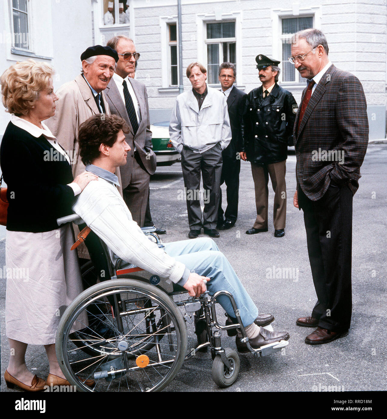 DER ALTE / Tatverdacht / Um den Raubüberfall Geldboten auf den Peter Schenk aufzuklären, hat der Procureur européen zur Rekonstruktion der Tat alle Beteiligten noch einmal zum Tatort gebeten. / Voir : Peter Schenk (Stefan), HANS RECK STADTMüller, procureur européen (Hans Dieter ASNER), Manfred Zapatka (Saleske Harry), Gerd Heymann (MICHAEL ANDE), Leo Kress (ROLF SCHIMPF). / 32887 / , 29DFAalte1 / Überschrift : DER ALTE / BRD 1986 Banque D'Images