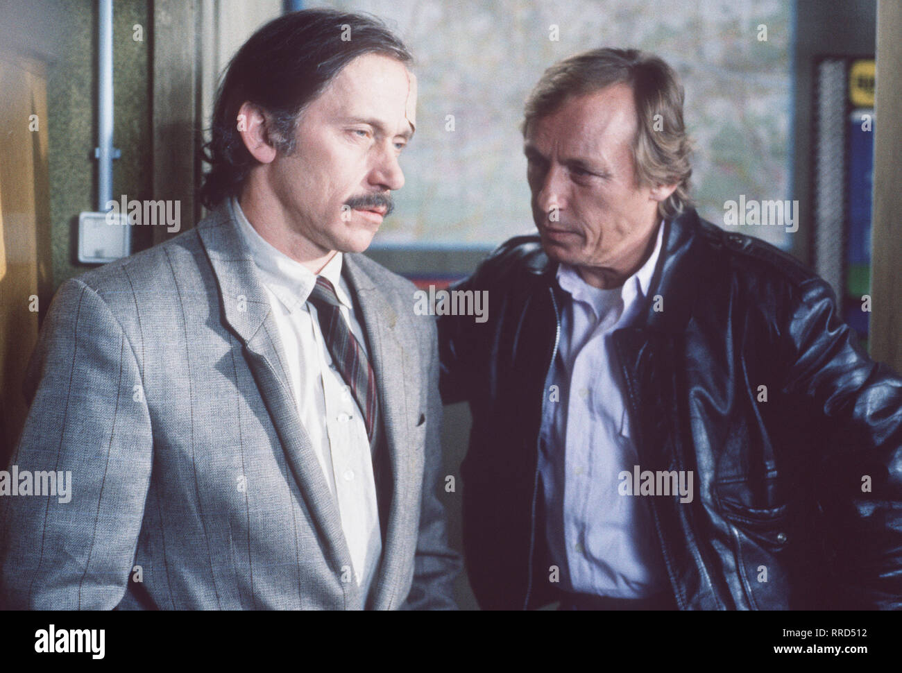 EIN FALL FÜR ZWEI / Schwarze Schafe / Willi Schumann (TILO PRÜCKNER) wurde am Abend nach Verlassen seines Detektivbüros maskierten niedergeschlagen von einem Mann. Er wendet sich Matula (CLAUS THEO GÄRTNER). / 35316 / / DFAFall , 12Überschrift : EIN FALL FÜR ZWEI / D 1990 Banque D'Images