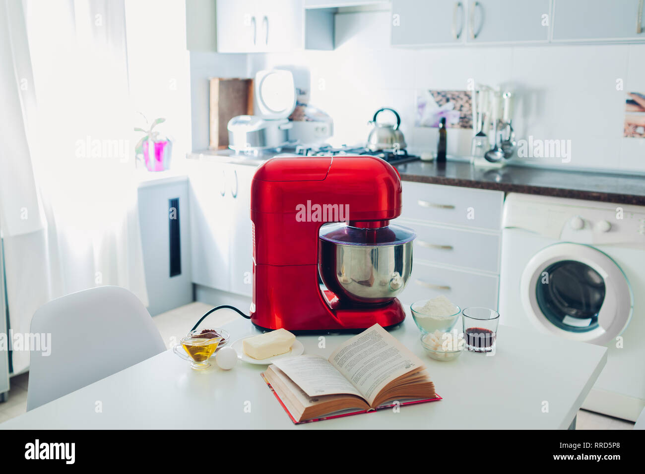 Happy housewife avec multicooker et autres appareils culinaires à la maison Banque D'Images