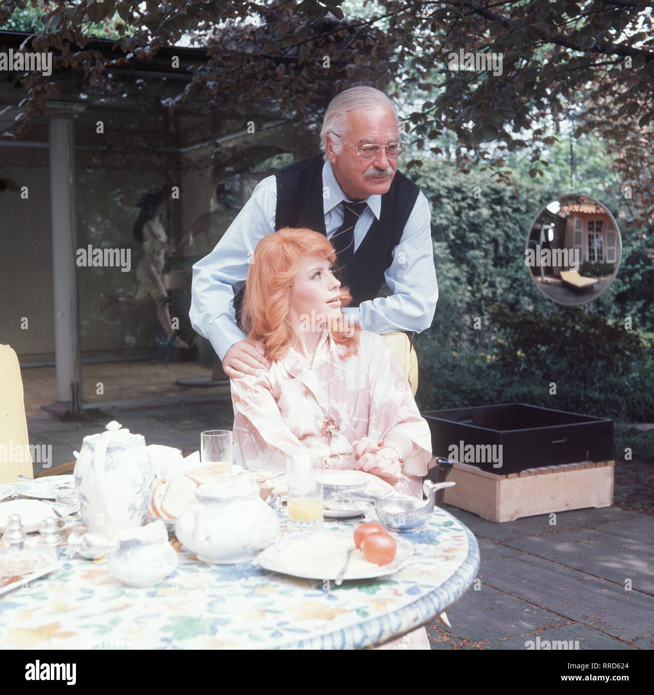 TATORT / Rot - Rot - Tot / BRD 1977 - Theo Mezger / Auf dem Killesberg, einem Wohnviertel der vornehmsten à Stuttgart, werden innerhalb weniger Tage zwei junge Frauen ermordet. Sie wurden auf der Straße und einem kleinen Park, erdrosselt rothaarig und beide sind. Die Polizei sucht nach einem vermutlichen Triebtäter. / Konrad Pfandler (CURD JÜRGENS) und seine Frau Julia (RENATE SCHROETER) / 26500 / Überschrift : TATORT / BRD 1977 Banque D'Images