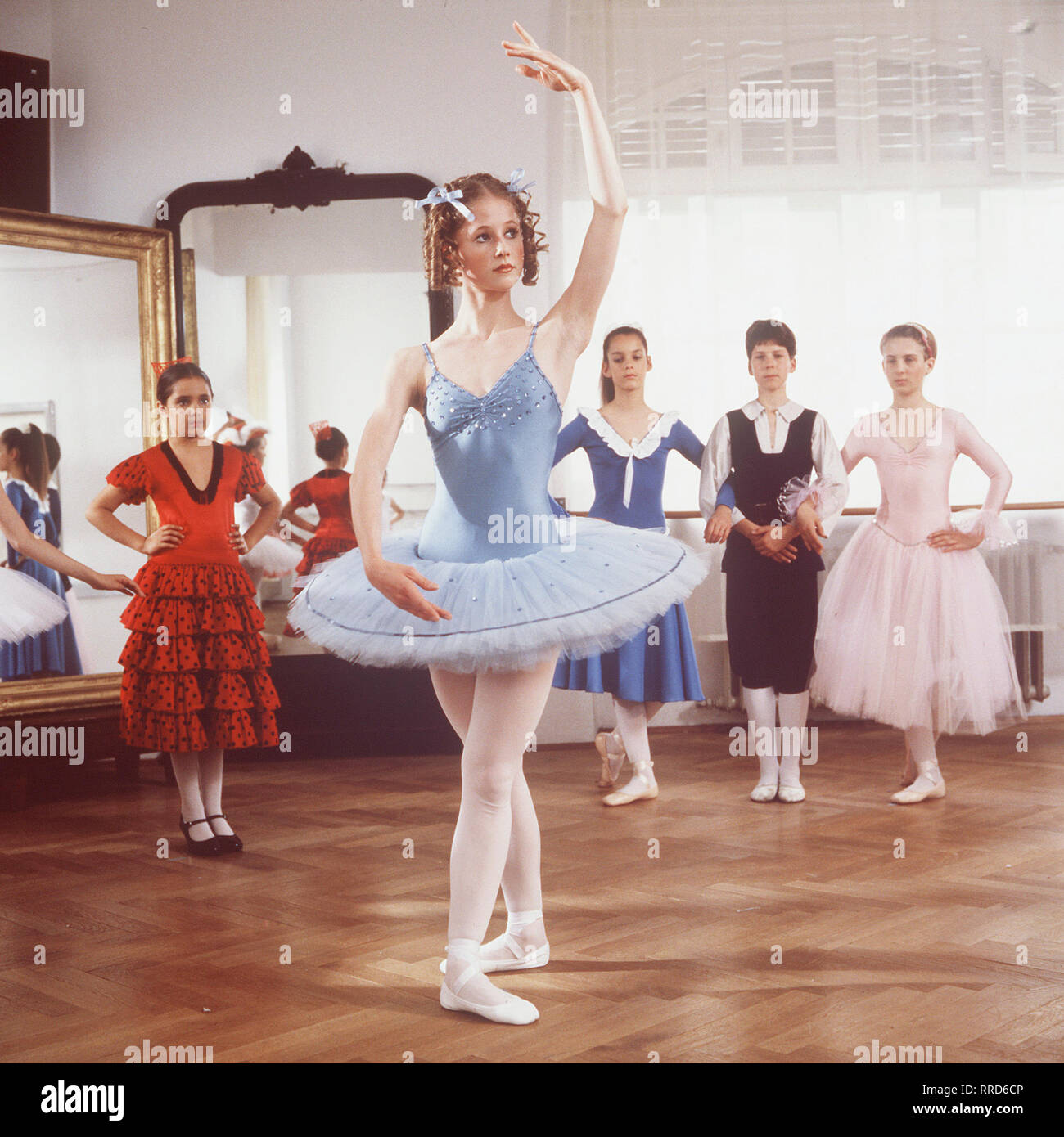 ANNA / TV-Serie von 1987 - Regie Frank Strecker / 1. / Die Folge Schülerin (SILVIA Anna SEIDEL, in einer Szen) hat eine grosse Begabung zur Ballett-Tänzerin. Doch dann wird sie bei einem Unfall, daß sie so verletzt Arme und Beine bewegen kann nicht mehr. / 28929 / , 09DFAAnna1 / Überschrift : ANNA Banque D'Images