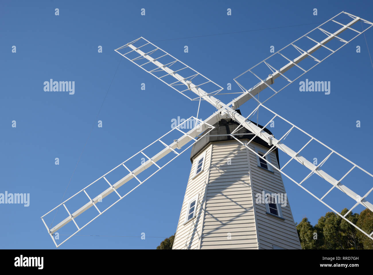 Les pales d'un moulin blanc se détachent sur le ciel bleu au Musée fondateurs à Nelson, Nouvelle-Zélande Banque D'Images