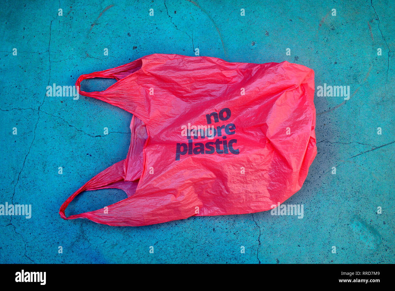 Pas de plastique. La prise de conscience environnementale vindication shot. Il montre un sac poubelle en plastique rouge avec devise pas plus de plastique. Banque D'Images
