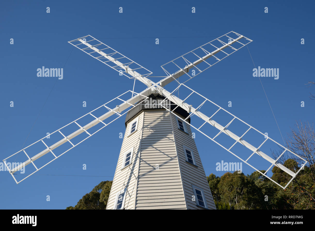 Les pales d'un moulin blanc se détachent sur le ciel bleu au Musée fondateurs à Nelson, Nouvelle-Zélande Banque D'Images