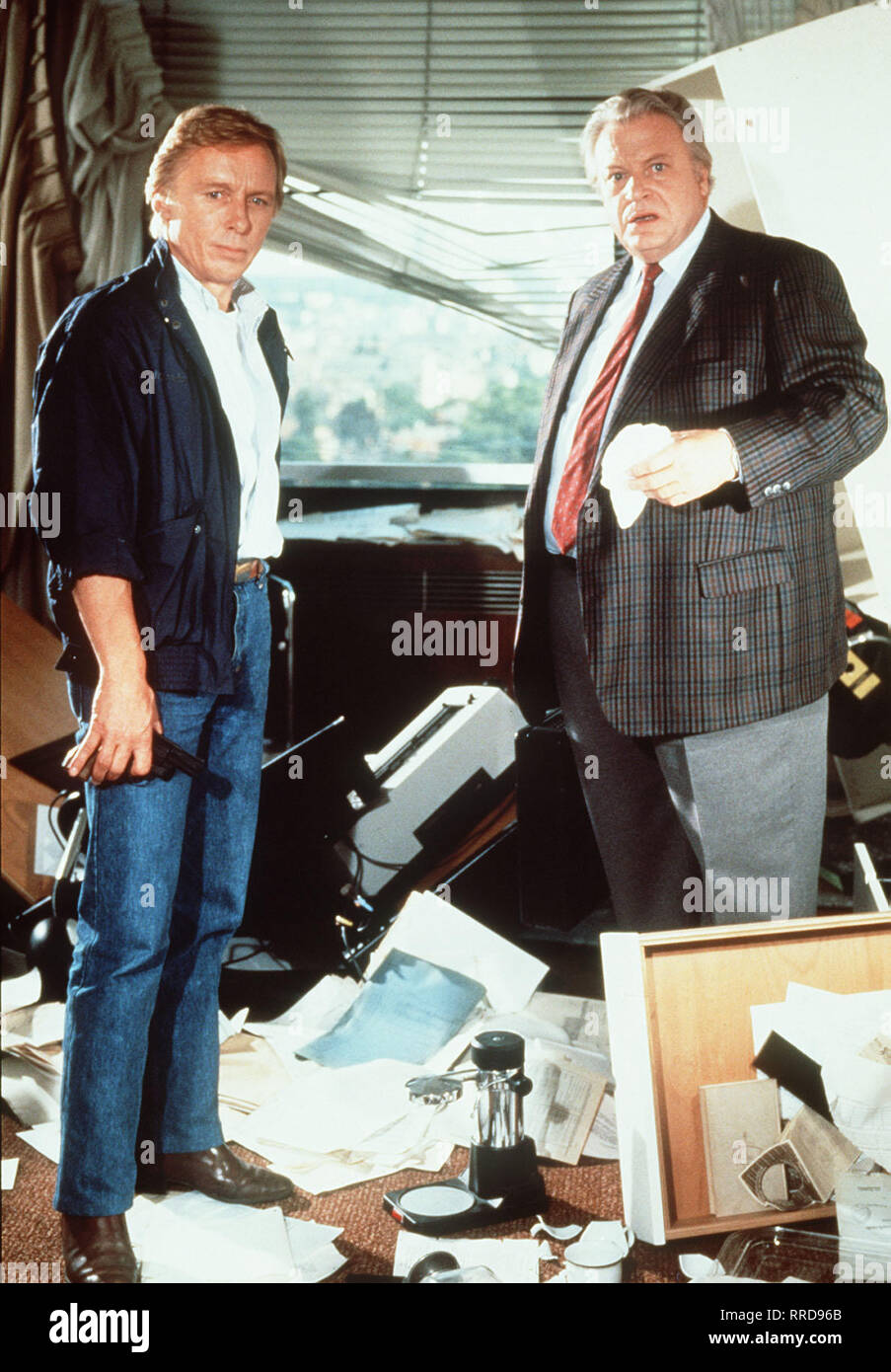EIN FALL FÜR ZWEI / Rotkäppchen / Matula (CLAUS THEO GÄRTNER) und Dr. Renz (GÜNTER STRACK) betroffen sind echt über das Chaos, das sie vorfinden. / 31739 / / DFAZDFFAL , 05Überschrift : EIN FALL FÜR ZWEI / BRD 1985 Banque D'Images