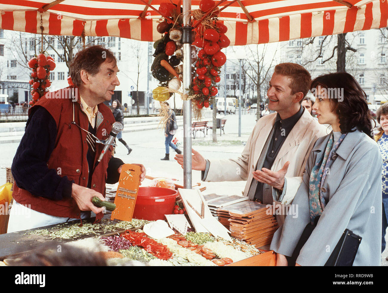 Nach 23 Jahren treffen Sie sich wieder : Harald Juhnke (n) Straßenverkäufer Gemüsehobel als führt seine vor, als Rainer (DOMINIC RAACKE) und seine Frau (DANIELA LUNKEWITZ) den alten Freund wiedererkennen... Regie : Ralf Huettner / Überschrift : DER PAPAGEI / BRD 1992 Banque D'Images